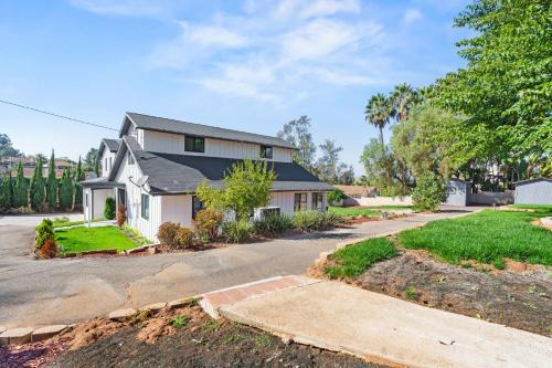 Spacious Modern Farmhouse Retreat with Two Kitchens and Pool - Ideal for Large Groups and Families