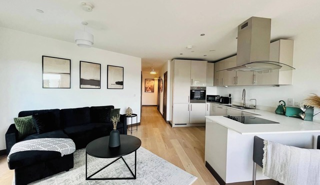 Spacious Modern Flat | Balcony, Free Parking | 3min City Centre
