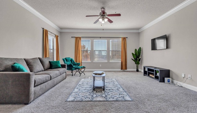 Spacious Modern Galleria Condo w/Full Kitchen & Free Parking