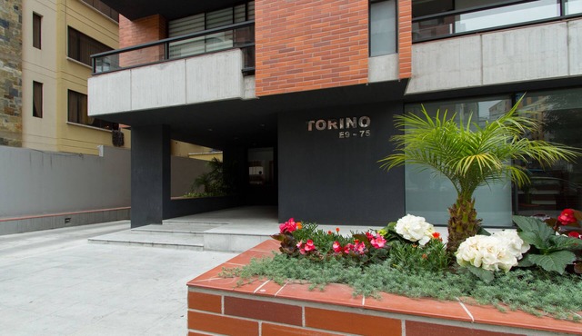 Spacious, modern, GREAT LOCATION netflix, wifi, cable, 2BEDROOM, 2BATHROOM