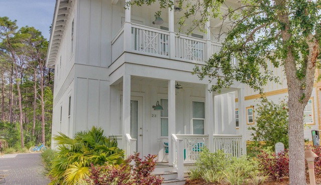 Spacious & modern home w/ shared pool near beach - snowbirds welcome
