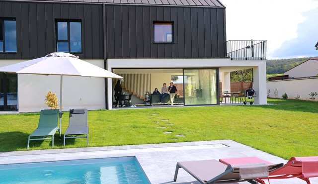 Spacious Modern House with Private Pool & Garden – Perfect for 12 Guests