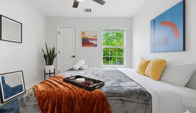 Spacious Modern Lux Home ❤️ King Beds Walk to UT & Dining