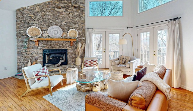 Spacious Modern Mountain View Cottage with a game room and hot tub