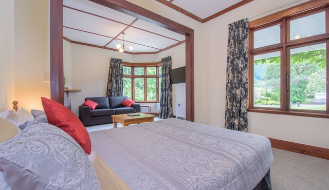 Spacious, Modern Studio Apartment below Coronet Peak