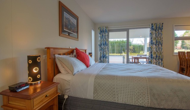 Spacious, Modern Studio Apartment below Coronet Peak