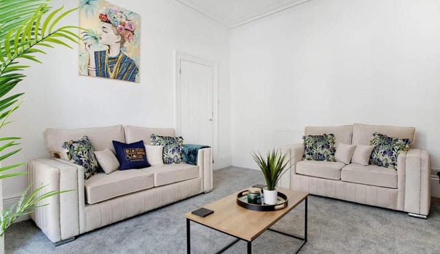 Spacious & Modern Oasis, 4-Bed House, Sleeps 7