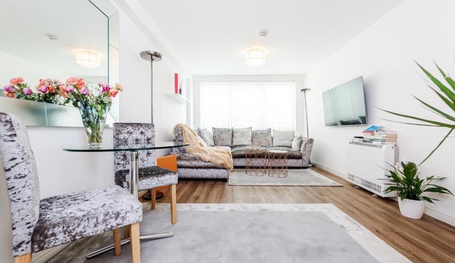 *Spacious-Modern One Bed Flat. Riverside Location*