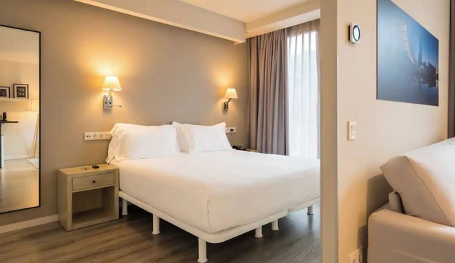 Spacious Modern Suite w/Balcony + Natural Light in Bilbao Center