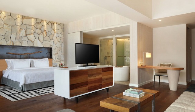 Spacious Modern Suite with Free Minibar Items (T Sand Suite36)