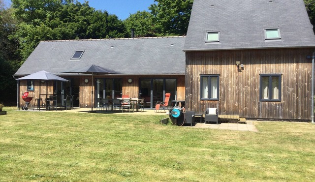 Spacious Modern Timber Framed House in Quiet Area Close to beaches with Hot tub