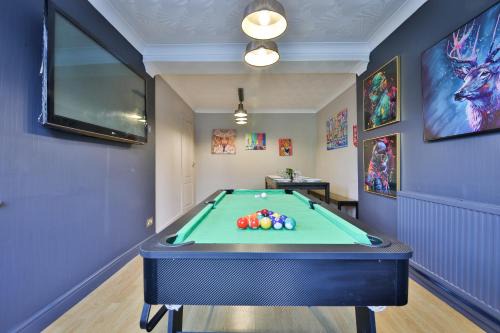 Spacious & Modern Triple-Story Cardiff Home with Pool Table