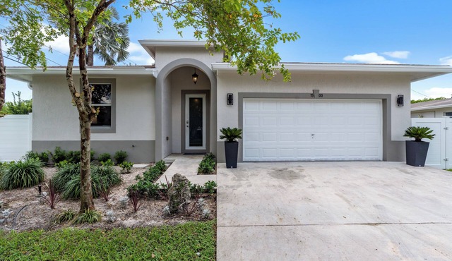 Spacious modern 4-bedroom house in charming Fort Lauderdale with WiFi, AC