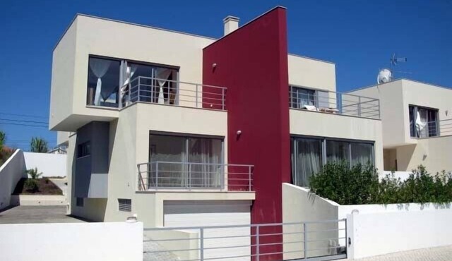 Spacious Modern Villa with Pool in Great Location On Silver Coast