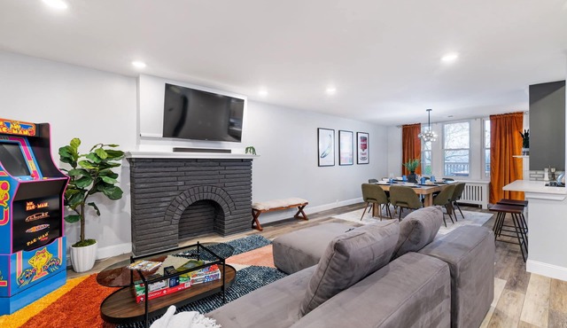 Spacious Mount Washington Retreat – King Bed, Gym, 2 Decks & Skyline Views