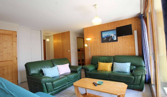 Spacious Mountain Apartment in Montgenèvre – Sleeps 6, Pet-Friendly, Private Garage & Balcony