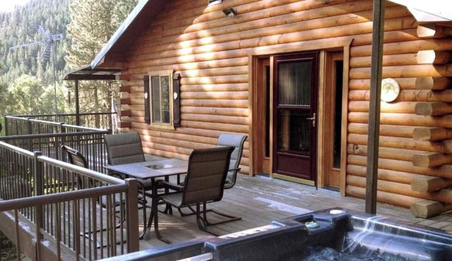 Spacious Mountain Cabin with a Hot Tub near Mount Rainier National Park, Washington