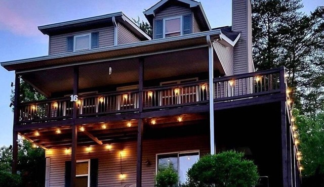 Spacious mountain home in Helen Georgia! Innsbruck community HOT TUB! FIRE PIT!