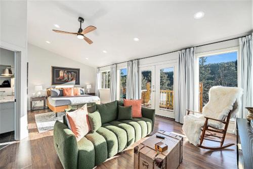 Spacious mountain lodge with hot tub and game room