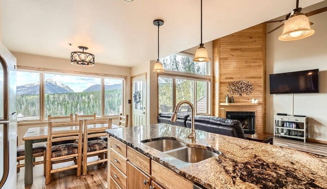 Spacious Mountain Condo with Panoramic Views and Shared Hot Tubs