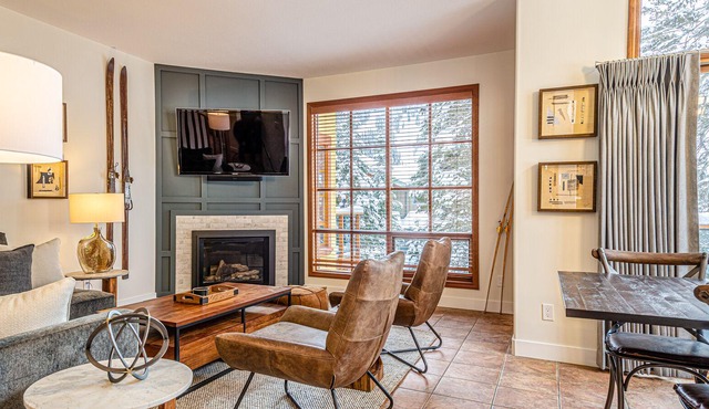 Spacious multi level 4 bedroom + den townhouse with easy access to nearby runs and lift