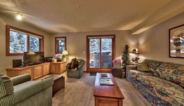 Spacious multi level 2 bedroom townhouse, easy access to nearby runs and lift, short walk to village