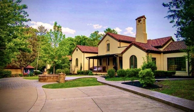 Spacious Nashville Estate: Groups, Outdoor Areas, Pool, Hot Tub, Near DWTN, 5BR
