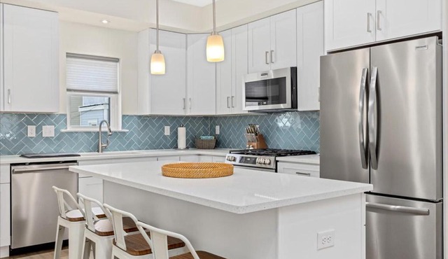 Spacious Newly Built Townhouse 2 blocks to Beach