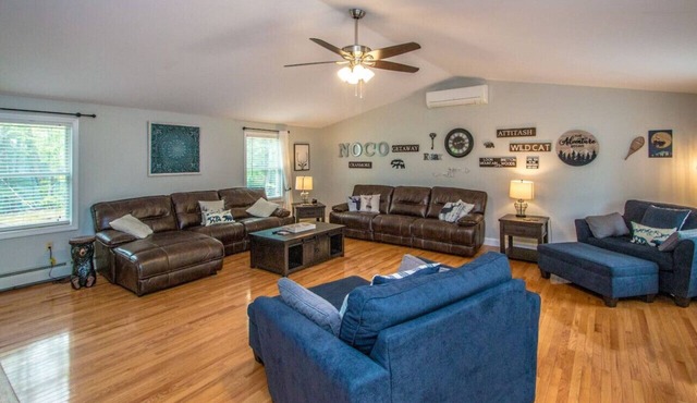 Spacious North Conway Home - AC/Hot tub and Games!