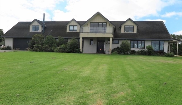 Spacious, modern, tranquil, convenient, great location with sea views & bush.