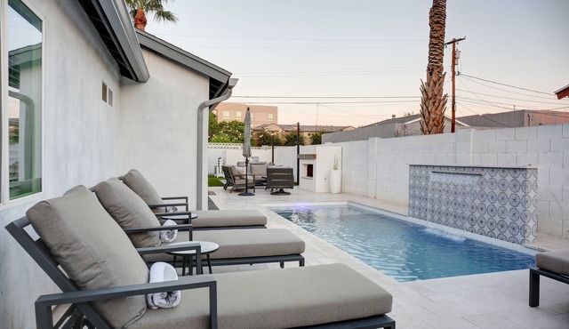 Spacious Oasis w/pool + fireplace!