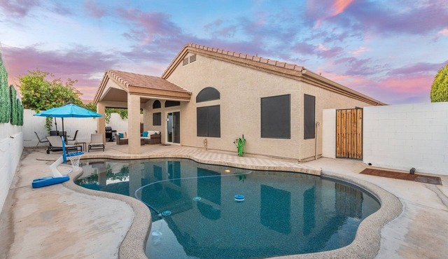Spacious Oasis with Pool - 3 Brd 2 Bath - Sleeps 6