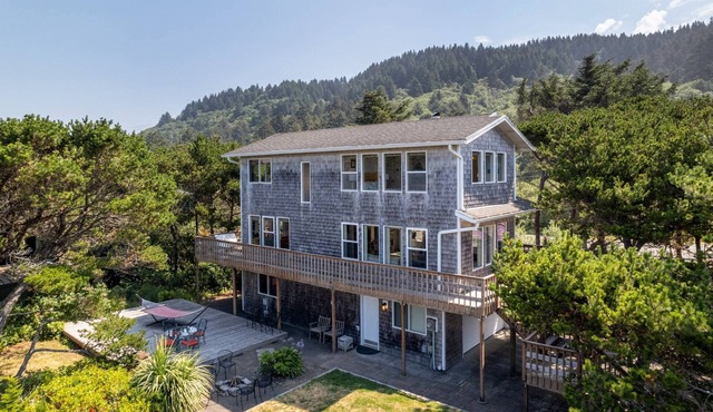Spacious Ocean-View Home with Fireplace, Foosball, and Fire-pit, Huge Patio, Steps to the Beach