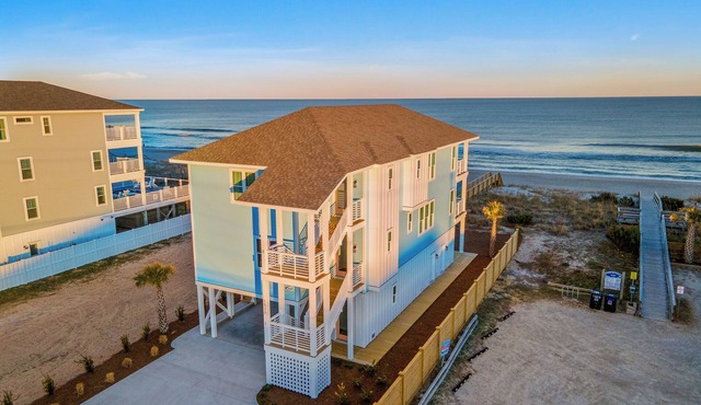 Spacious oceanfront 7-bedroom house, almost new, made up of two full units