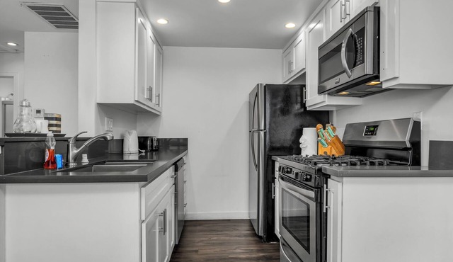 Spacious One Bedroom With Dining Area Close to Downtown LA With Free Parking