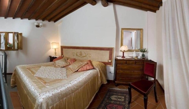 Spacious one-bedroom apartment with loft in historic center (4)