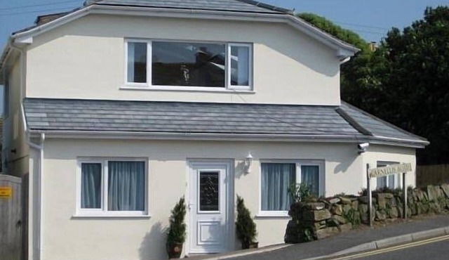 Spacious Open Plan House, 2 Car Spaces, EV charging, Sea Views, Walk To Beaches