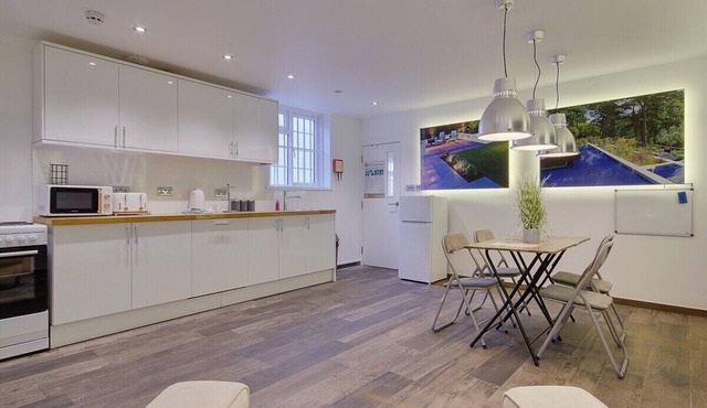 Spacious Open Planned Modern Quirky Maisonette