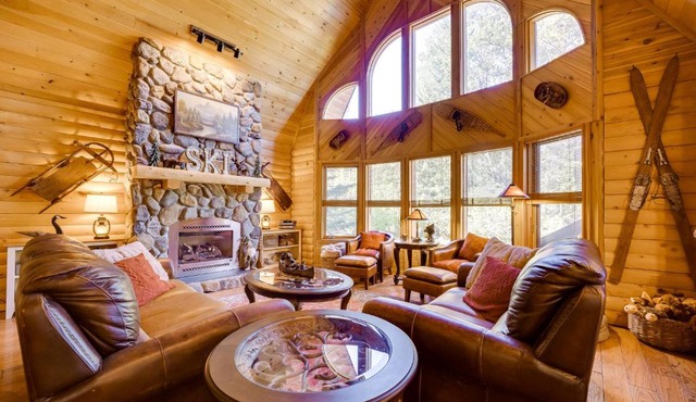 Spacious Packwood Cabin w/Hot Tub - Near River