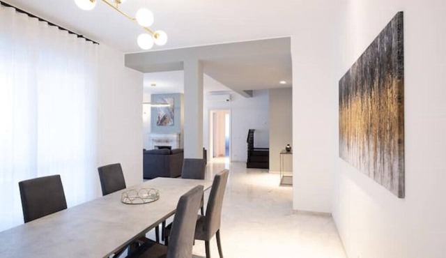 Spacious penthouse with gym in historic building, near the Colosseum