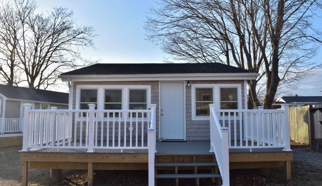 Spacious pet friendly studio cottage in coastal South Kingstown