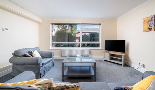 Spacious Pet Friendly 2-Bed Apartment in Redhill