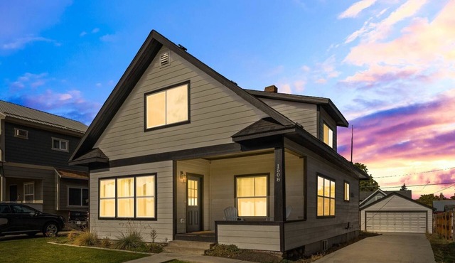 Spacious, pet-friendly home near downtown Spokane—sleeps 14.