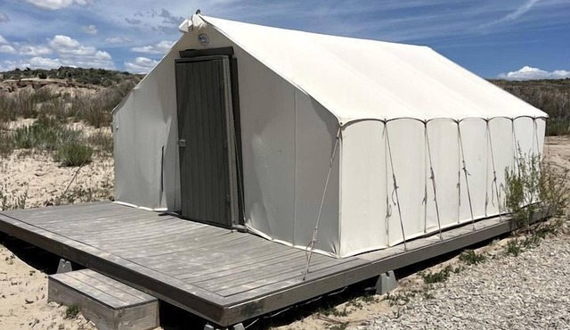 Spacious Pet-Friendly Safari Tent on Yuba Lake with Spectacular Views for a Memorable Glamping Escape in Utah