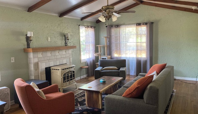 Spacious, pet-friendly, 2-bedroom house close to Portland Airport