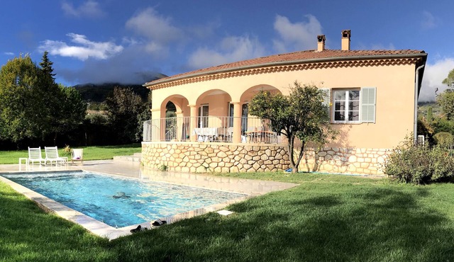 Spacious pet friendly villa with large garden, swimming pool and 3 a/c bedrooms