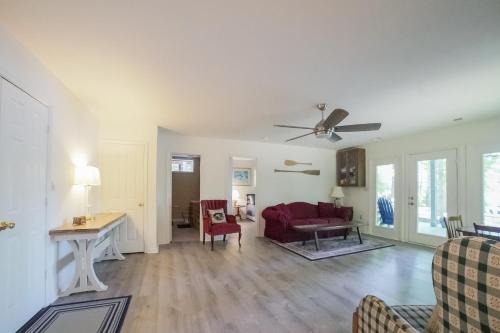 Spacious pet friendly waterfront house with patio & grill