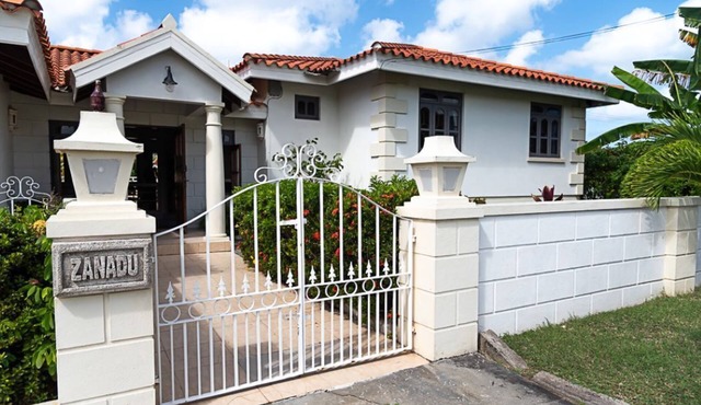 Spacious Platinum Coast ranch villa with pool & AC close to the beach