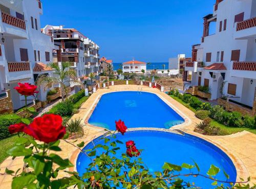 Spacious, Pool & Acces direct to sea