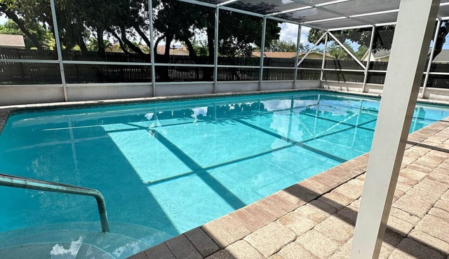Spacious Pool Home for 10!, Luxurious 4 Bedroom Oasis, Perfect for Large Groups